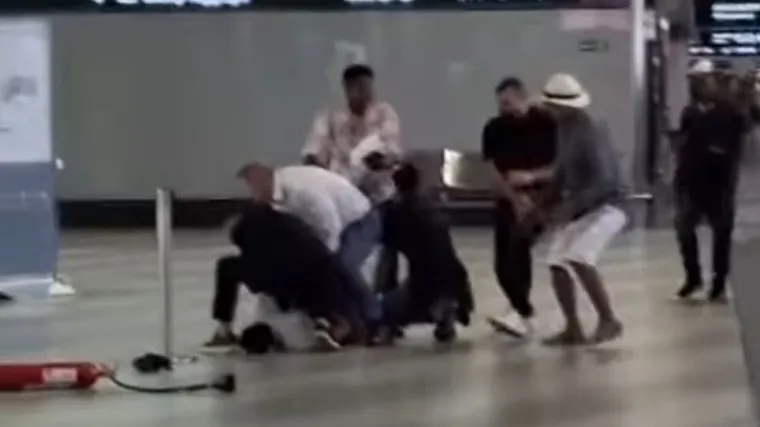 Naoružan čekićem zapalio vatru i razbijao stakla u zračnoj luci: Pogledajte kako su ga svladali