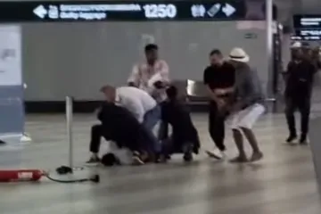 Naoružan čekićem zapalio vatru i razbijao stakla u zračnoj luci: Pogledajte kako su ga svladali