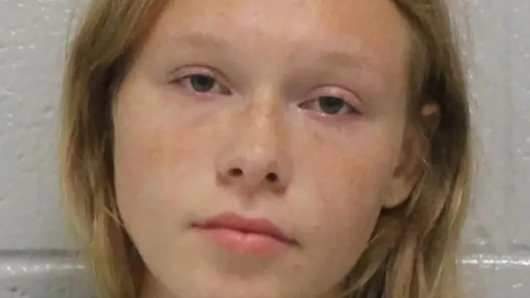 Tinejdžerica, koja je ubila majku i očuha, ušla u sudnicu s osmijehom, izašla u suzama