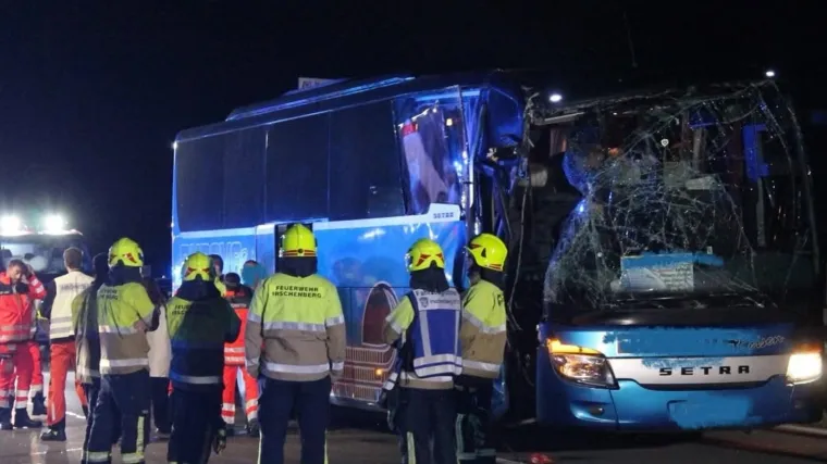 Stravičan sudar autobusa i kamiona: Ozlijeđeno 30 ljudi, većina se vraćala s Balkana