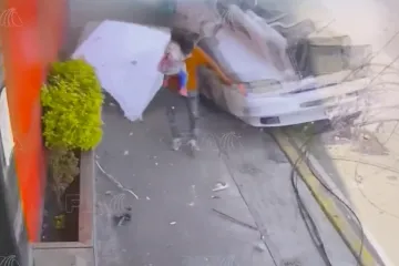 Pravo, pravcato čudo: Ogromni šleper zamalo pokosio majku, oca i njihovu bebu