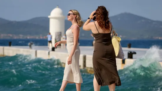 Bosonoga plavuša pozirala uz valove poput vile: Vjetar joj nije smetao