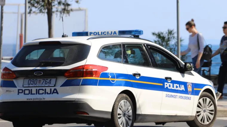 Pijani Poljaci ukrali kombi pa se zabili u trgovinu: Šteta 12.000 eura