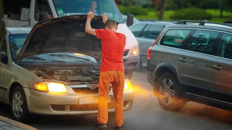 Odmah se zaustavite ako ovo primijetite u automobilu: Ignoriranje vas može skupo koštati