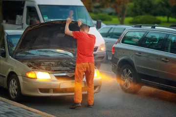 Odmah se zaustavite ako ovo primijetite u automobilu: Ignoriranje vas može skupo koštati