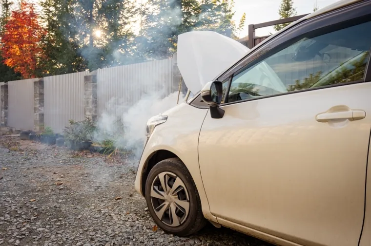 Odmah se zaustavite ako ovo primijetite u automobilu: Ignoriranje vas može skupo koštati