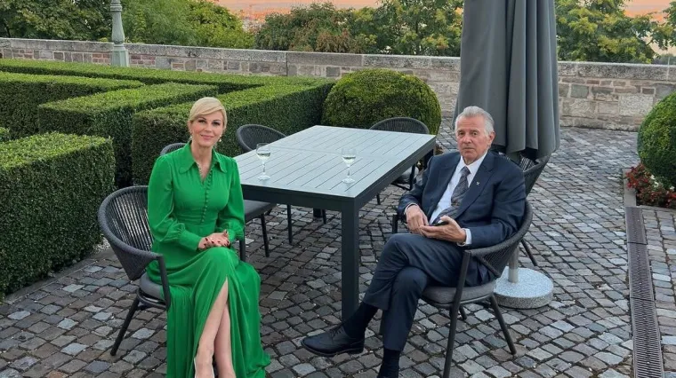 Kolinda zasjala u dugačkoj zelenoj haljini: Znamo gdje ju je kupila i koja joj je cijena