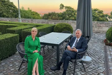 Kolinda zasjala u dugačkoj zelenoj haljini: Znamo gdje ju je kupila i koja joj je cijena