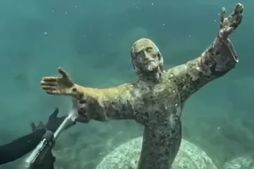 S 15 metara dubine Isus pruža ruke prema nebu: Impresivna skulptura prolazi neobičnu restauraciju