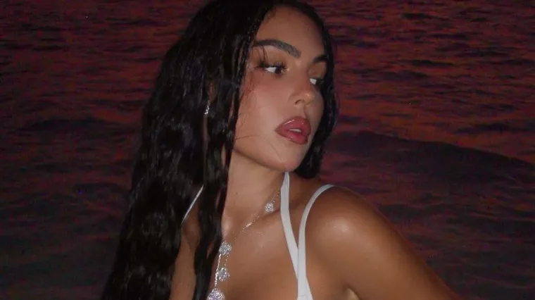 Georgina pozirala u uskom kompletu, ali detalj na fotografiji otkriva više o zarukama