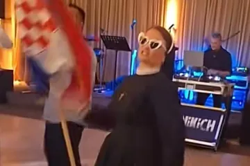 Ovo će tek postati viralno! Časna zaplesala na svadbi na poznatu pjesmu, morate pogledati video