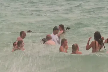 Nevrijeme poharalo Istru, stiže u Dalmaciju, ali ni visoki valovi nisu omeli neke kupače