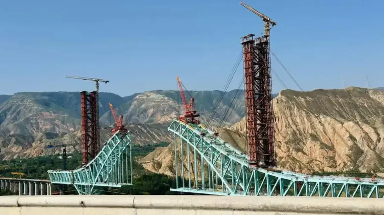 Tragedija na gradilištu: Puknuo kabel na mostu, sedam poginulih, devet nestalo