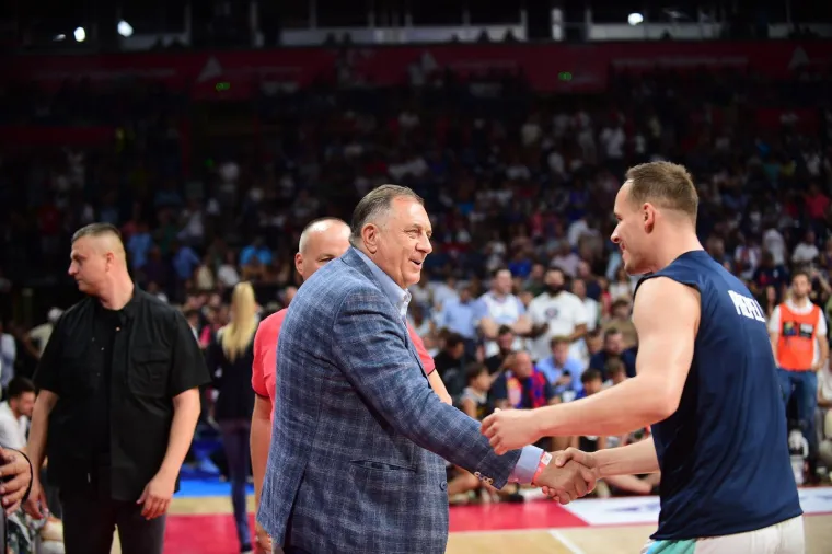 Nikad viđeno na utakmici Srbije: Osuđeni Dodik izviždan pred tisućama, ovo nije očekivao