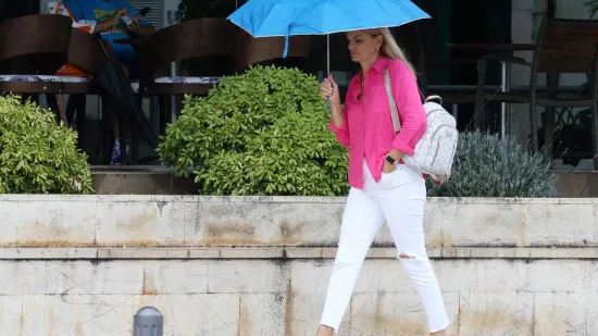 Svi pogledi su bili na njoj: Zgodna plavuša u rozoj košulji razvedrila nebo iznad Šibenika