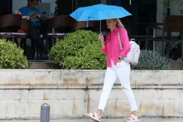 Svi pogledi su bili na njoj: Zgodna plavuša u rozoj košulji razvedrila nebo iznad Šibenika