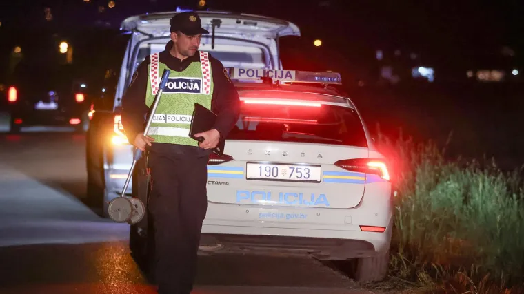 Nadrogirani motociklist bježao policiji, pa se otimao pri uhićenju