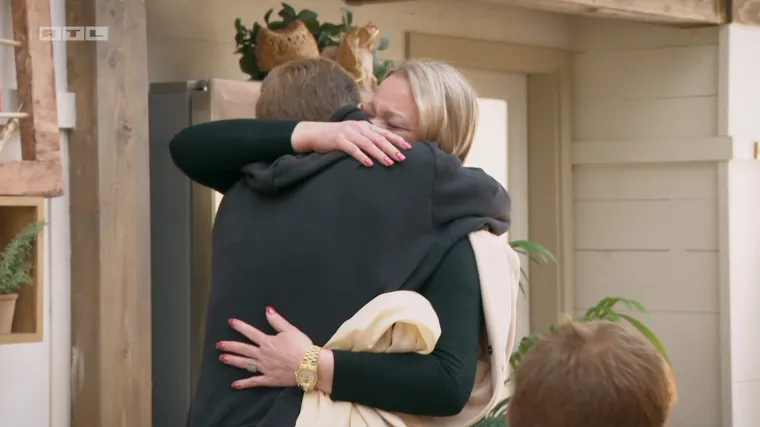 Finalisti otišli u kolibu u šumi, a povratnici se vratili u obiteljsku kuću! Rebecca izvojevala pobjedu u areni: 'Plačem od sreće'