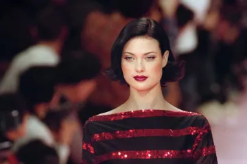 Bila je jedan od najvećih supermodela 90-ih, bolovala od neobične bolesti pa se 2018. vratila pistama