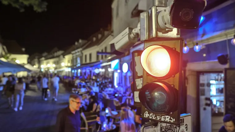 Grupa maskiranih muškaraca brutalno pretukla dvojac: Jedan teško ozlijeđen