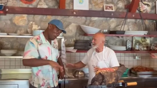 Morate vidjeti kako legendarni Drogba na Pelješcu reže pršut zatvorenih očiju: 'To ti je kao sviranje violine'