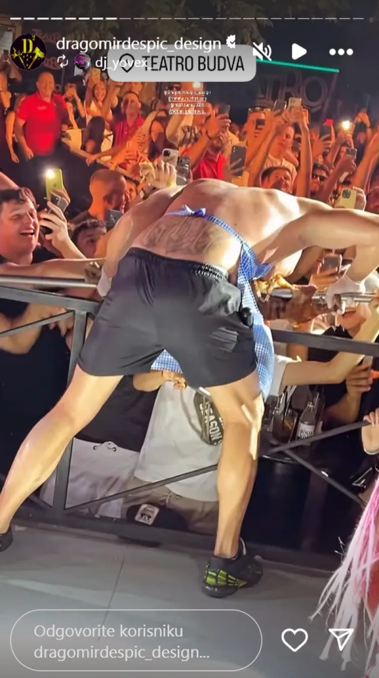 Desingerica na koncertu ispekao janje na ražnju i jeo ga pred publikom