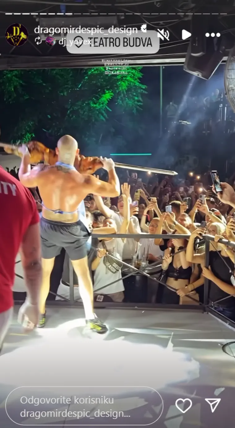 Desingerica na koncertu ispekao janje na ražnju i jeo ga pred publikom