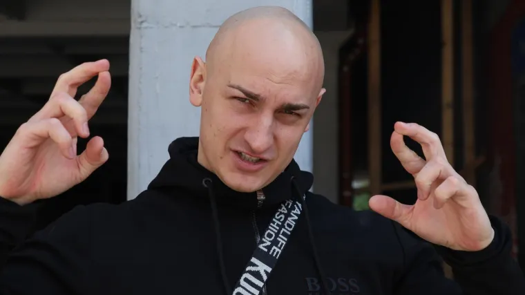 Desingerica na koncertu ispekao janje na ražnju i jeo ga pred publikom