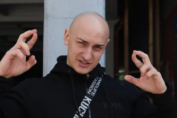 Desingerica na koncertu ispekao janje na ražnju i jeo ga pred publikom