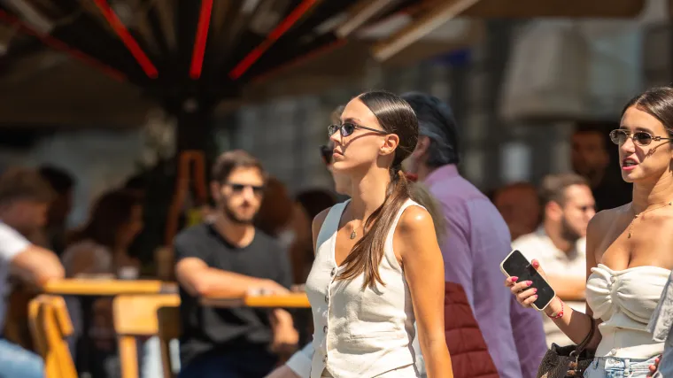 Djevojka u ljetnoj suknjici pokazala duge noge: Samouvjereno prošetala špicom