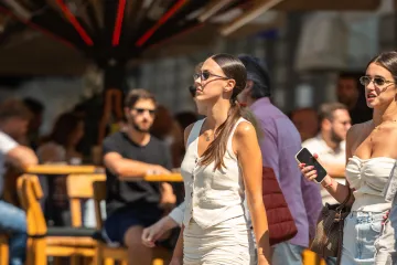 Djevojka u ljetnoj suknjici pokazala duge noge: Samouvjereno prošetala špicom