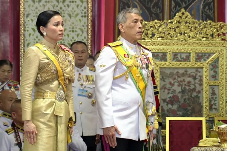 Ženu tjerao da gola jede iz pseće zdjelice, odrekao se sinova, ima harem: Ovo je tajlandski kralj