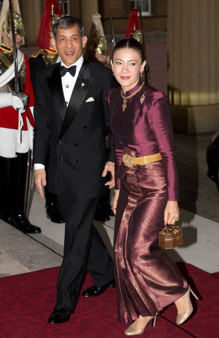 Ženu tjerao da gola jede iz pseće zdjelice, odrekao se sinova, ima harem: Ovo je tajlandski kralj