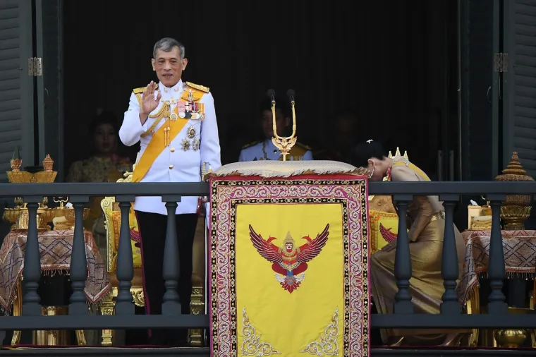 Ženu tjerao da gola jede iz pseće zdjelice, odrekao se sinova, ima harem: Ovo je tajlandski kralj