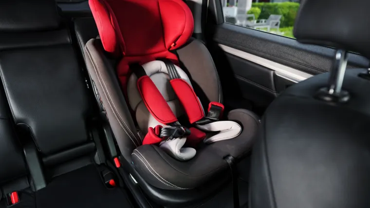 Beba ispala iz automobila u vožnji, čini se da je svemu kumovao stariji brat