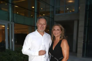 Korisnici Facebooka zbunjeni: Gdje je nestala Thompsonova supruga?