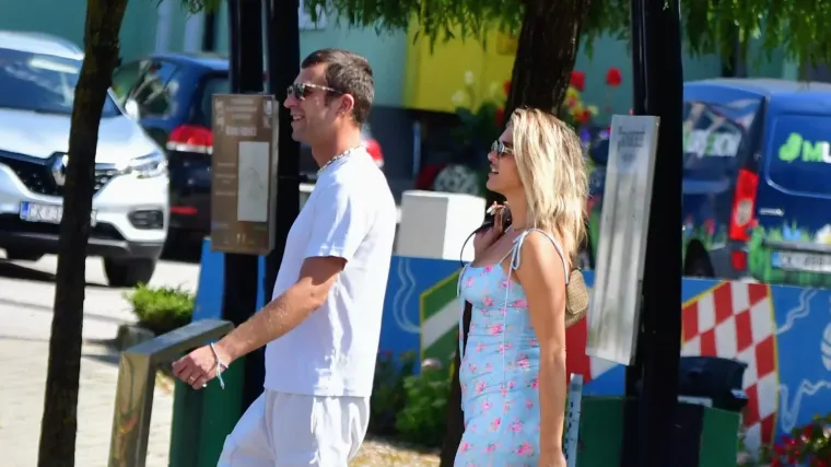 Izdominirali špicom: Mladić u roza čarapama koje upadaju u oči, a dama u ležernoj haljini