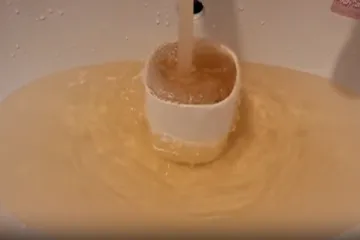 'Smeđa voda nije voda': Karlovac se nakon četiri godine i dalje muči s mutnim slavinama