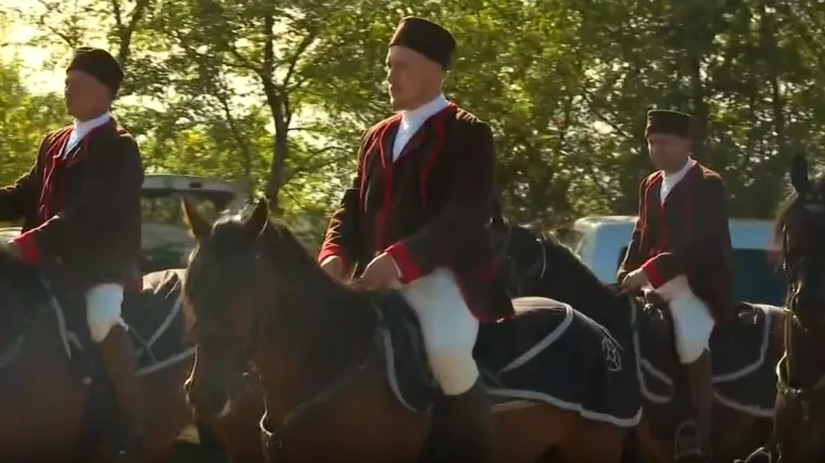 'Feštna oprema' i limena glazba: Konji i konjanici mjesecima se spremaju za Trku na Prstenac