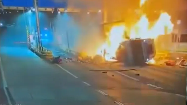 Kamera snimila tragediju: Šleper udario u naplatnu kućicu i zapalio se, vozač poginuo