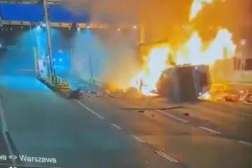 Kamera snimila tragediju: Šleper udario u naplatnu kućicu i zapalio se, vozač poginuo