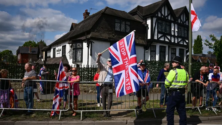 Nastavljaju se prosvjedi protiv imigranta: Starmer prisiljen okončati hotel za azilante