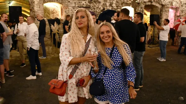 Zbog njih su vina pala u drugi plan: Dvije zgodne plavuše osmijesima zasjenile festival