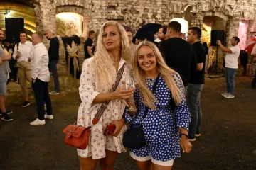Zbog njih su vina pala u drugi plan: Dvije zgodne plavuše osmijesima zasjenile festival