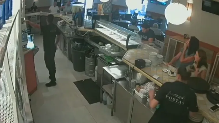 Ne, nitko vas ne zeza, eto snimke koja svjedoči da je zapalio lokal jer mu nije poslužena majoneza!