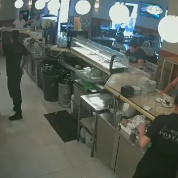 Ne, nitko vas ne zeza, eto snimke koja svjedoči da je zapalio lokal jer mu nije poslužena majoneza!