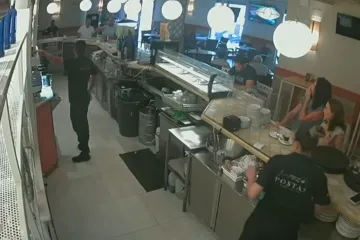 Ne, nitko vas ne zeza, eto snimke koja svjedoči da je zapalio lokal jer mu nije poslužena majoneza!