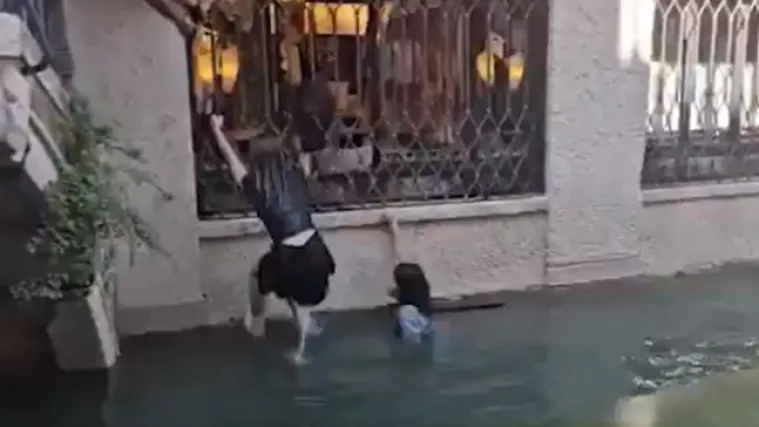 Viralna snimka iz Venecije obilazi svijet! Ne samo da su usosili sebe, nego su i druge povukli...