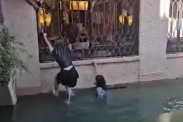 Viralna snimka iz Venecije obilazi svijet! Ne samo da su usosili sebe, nego su i druge povukli...