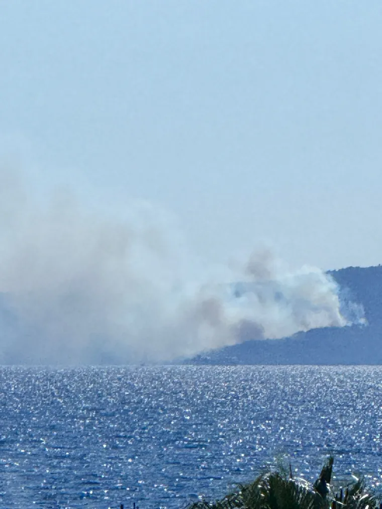 Veliki požar na Šolti: Svi vatrogasci i dva kanadera na terenu, uspjeli obraniti kuću